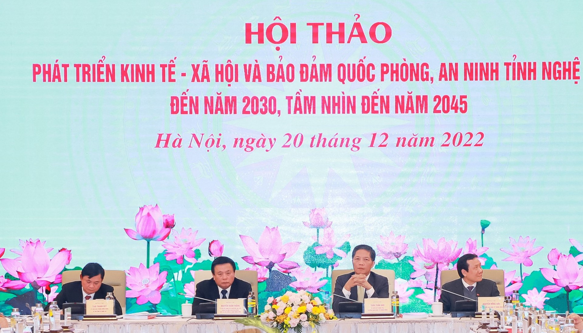 Nghệ An bàn hướng phát triển kinh tế - xã hội và bảo đảm quốc phòng, an ninh đến năm 2030, tầm nhìn đến năm 2045